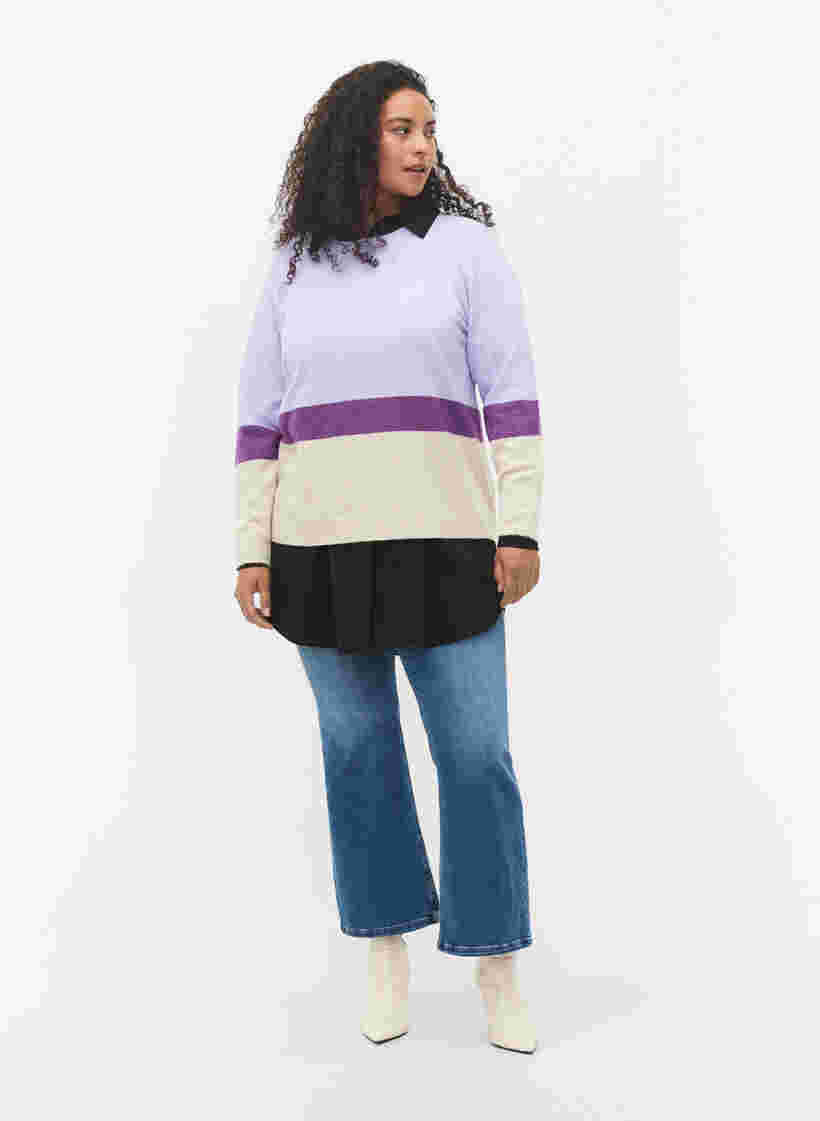 Stripete strikkegenser med rund hals, Lavender Comb, Model image number 2