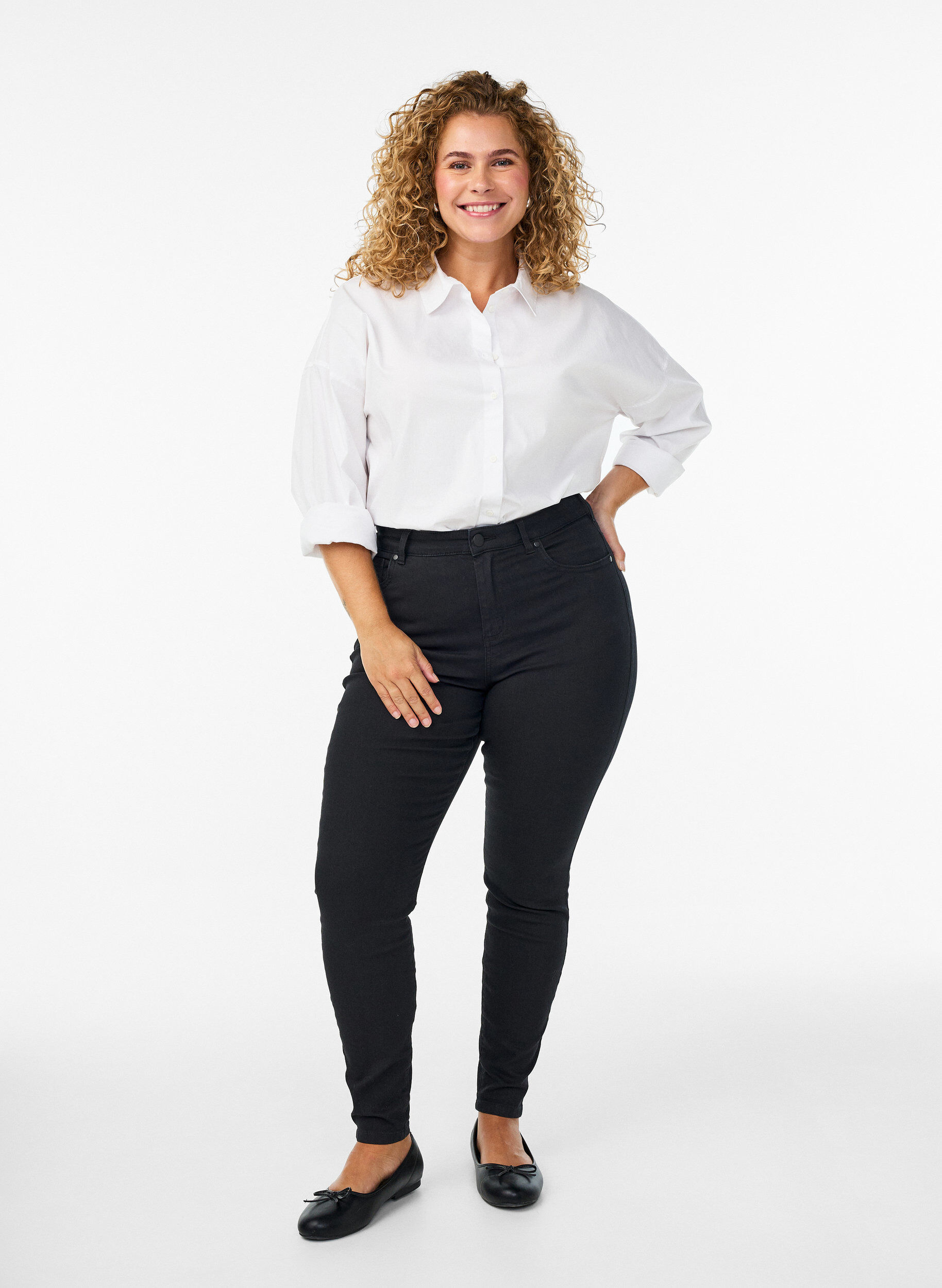Amy jeans med h&oslash;y midje og super tynn passform, Svart, Model
