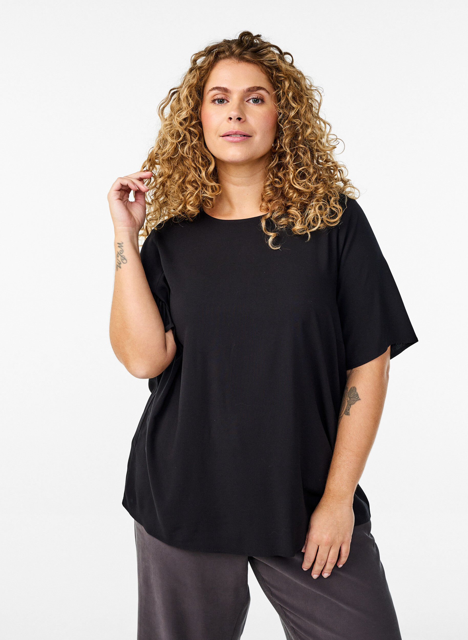 Vevet bluse med korte ermer og rund hals, Svart, Model