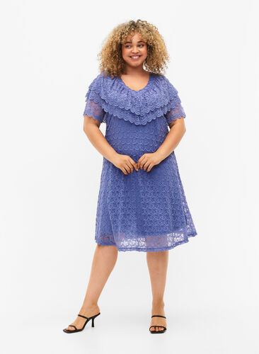 Kortermet blondekjole med brede volanger, Lavender Violet, Model image number 2