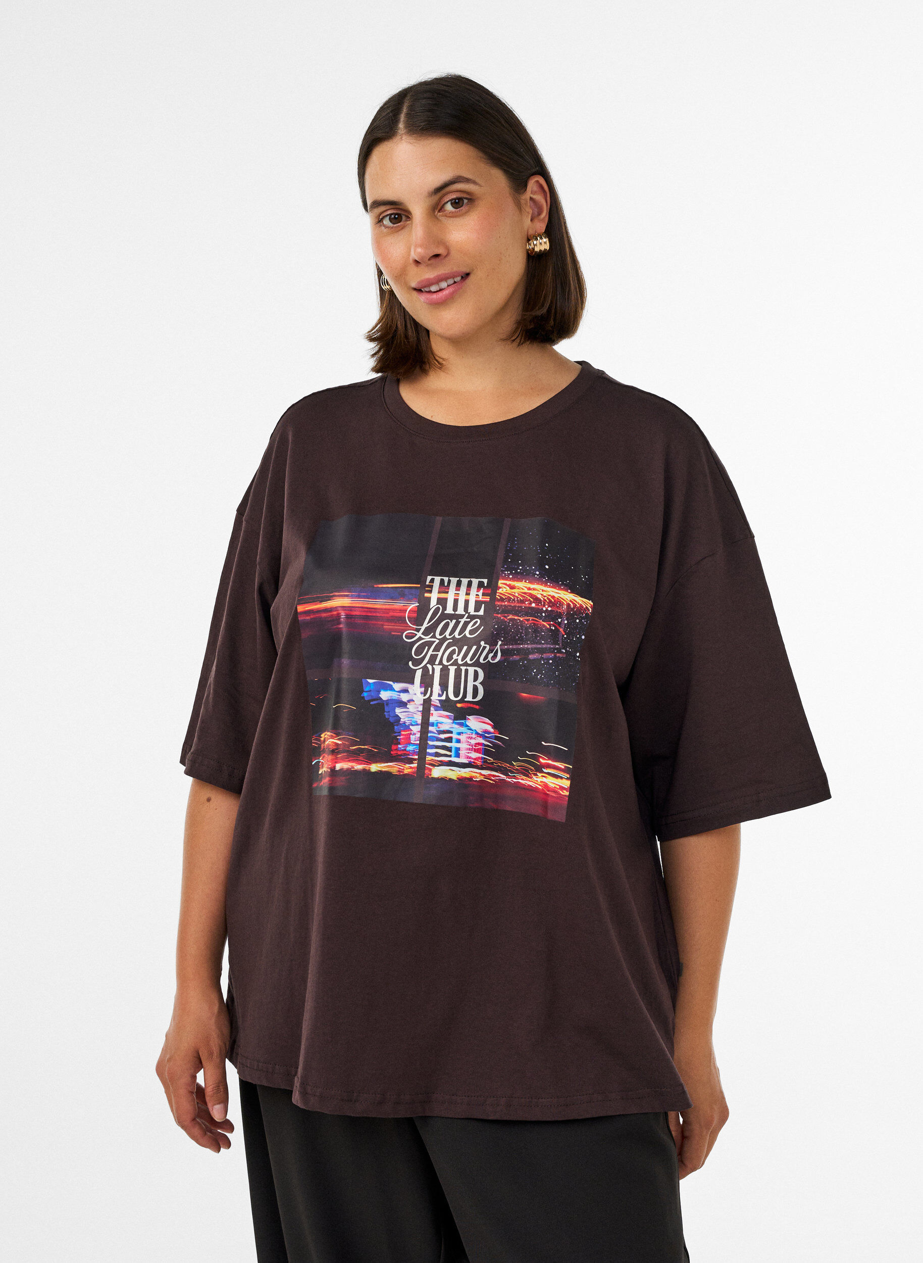 Oversized T-skjorte med stort fototrykk, Brun, Model