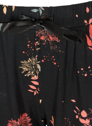 Blomstrete pysjamasbukser i viskose, Black AOP Flower, Packshot image number 2