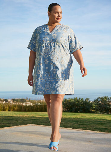 Zizzi Kort kjole med et dekorativt hullmønster, Blå, Image image number 0