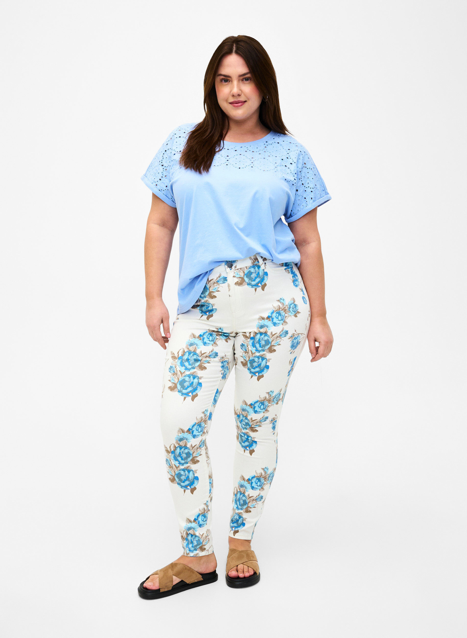 Zizzi T-skjorte i &oslash;kologisk bomull med engelsk broderi, Serenity, Model image number 2