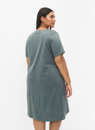 Zizzi Nattkjole i organisk bomull med V-hals, Grønn, Model image number 2