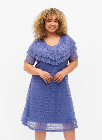 Kortermet blondekjole med brede volanger, Lavender Violet, Model