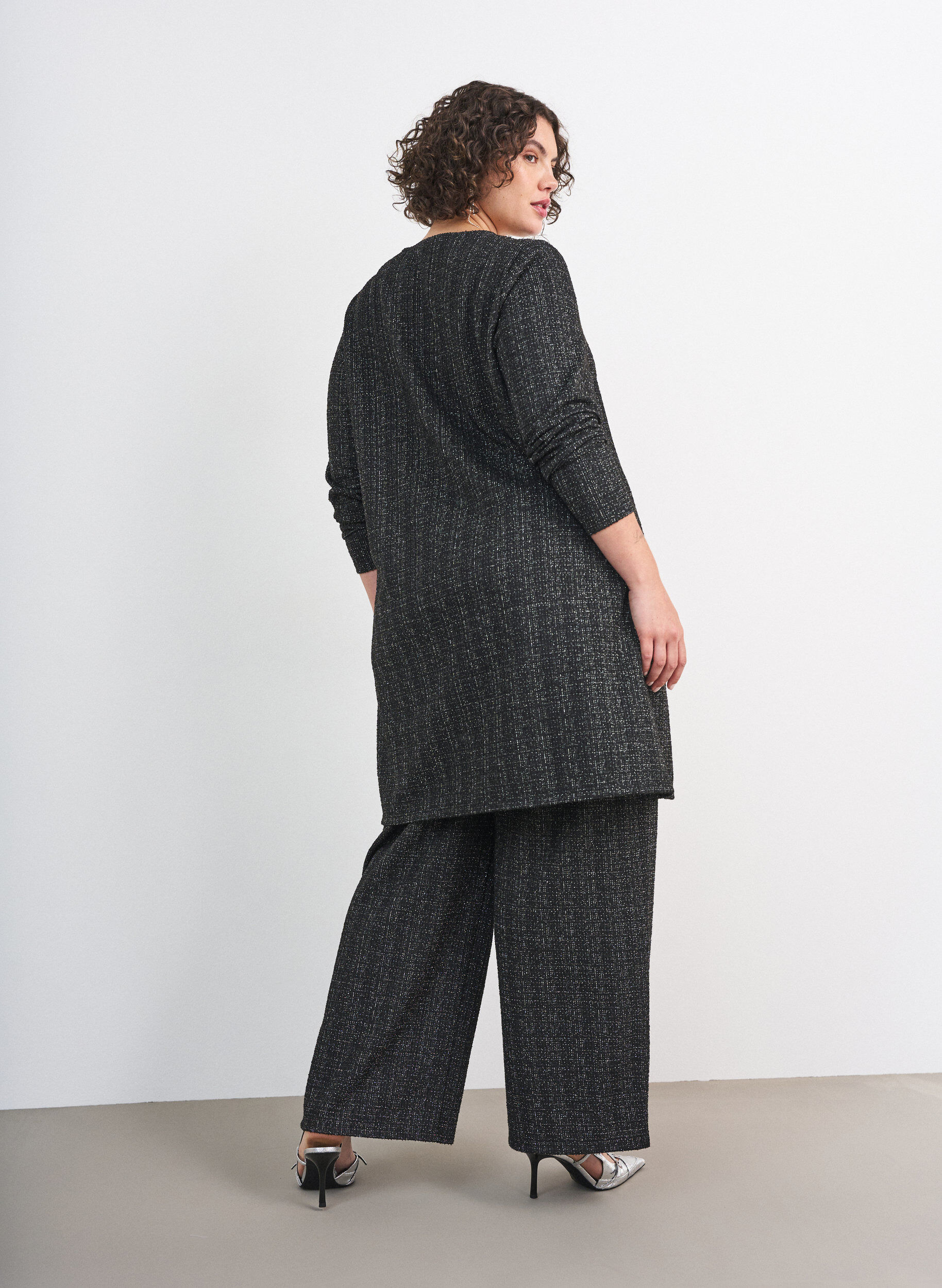ZizziKort kjole med boucl&eacute; tekstur og glittertr&aring;der, Svart, Model image number 4