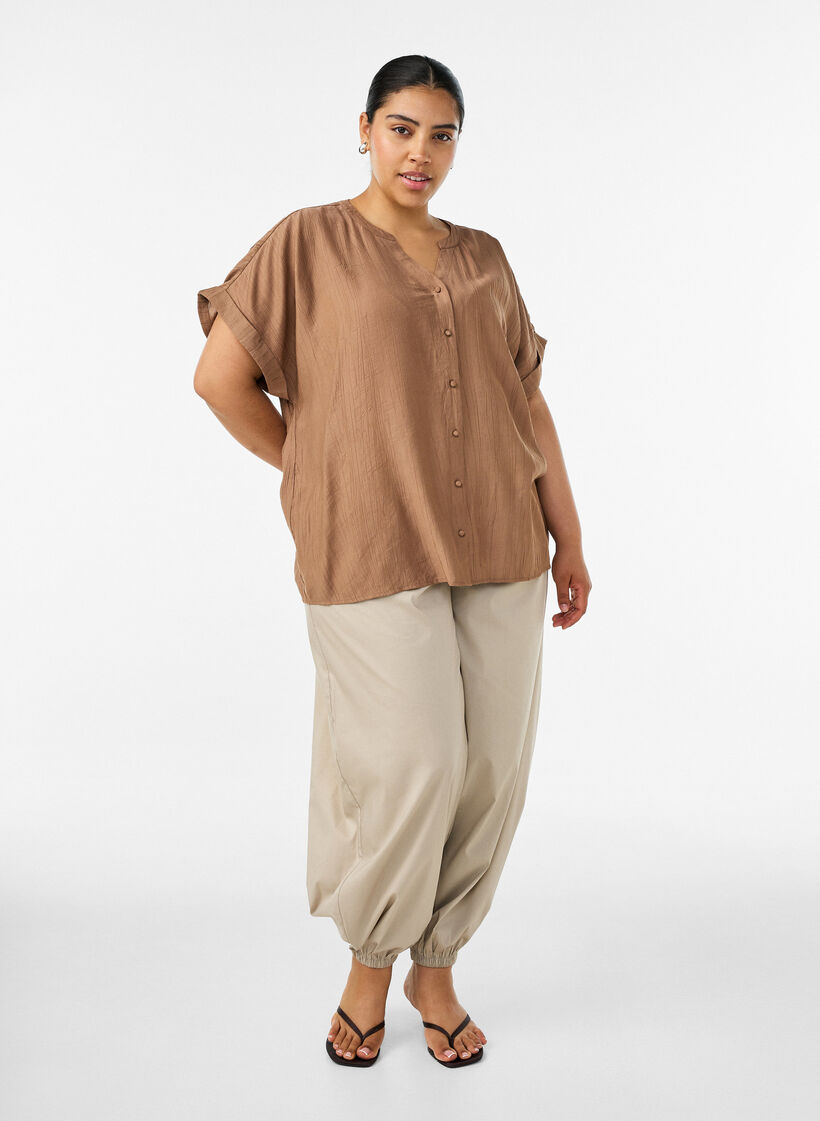 Viskosebluse med knapper og tekstur, Brun, Model image number 1