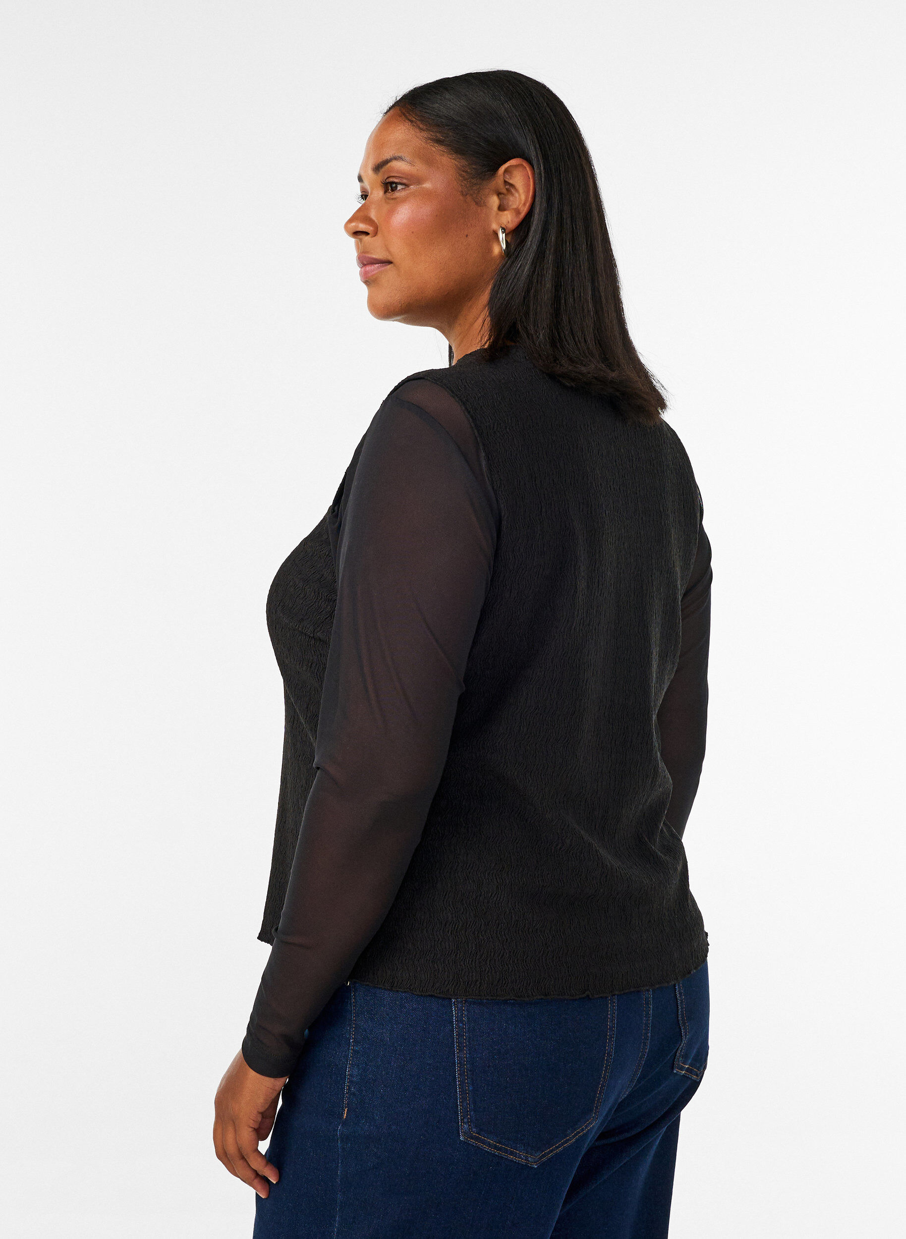 ZizziErmel&oslash;s topp med b&oslash;lget tekstur og knappelukking, Svart, Model image number 2