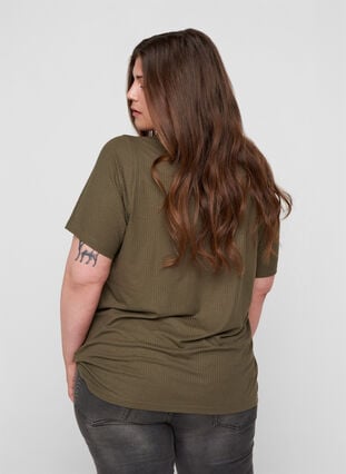 Kortermet T-skjorte i et ribbet materiale, Olive Night, Model image number 1