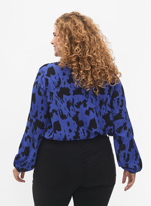 Bluse med lange ermer og volanger, Black Blue AOP, Model image number 1