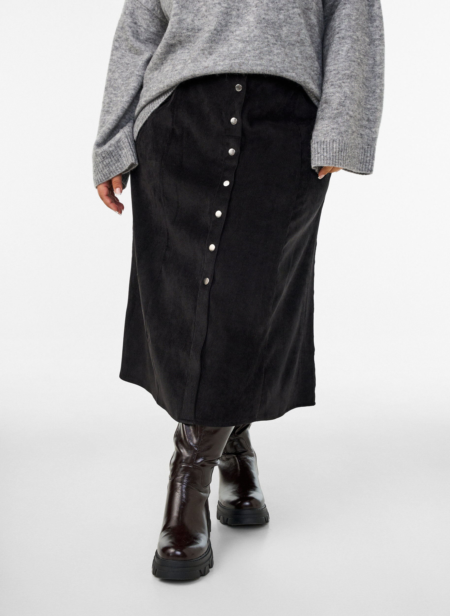 ZizziA-formet kordfl&oslash;yelskj&oslash;rt med knapper, Svart, Model image number 3