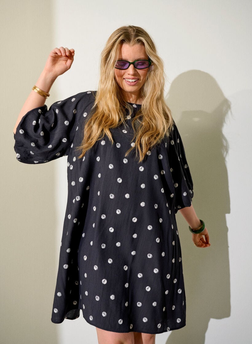 Kort kjole i viskose med ballongermer, Svart, Image