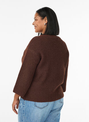 Zizzi Kort cardigan med 3/4-ermer og gullfargede teksturerte knapper, Brun, Model image number 2