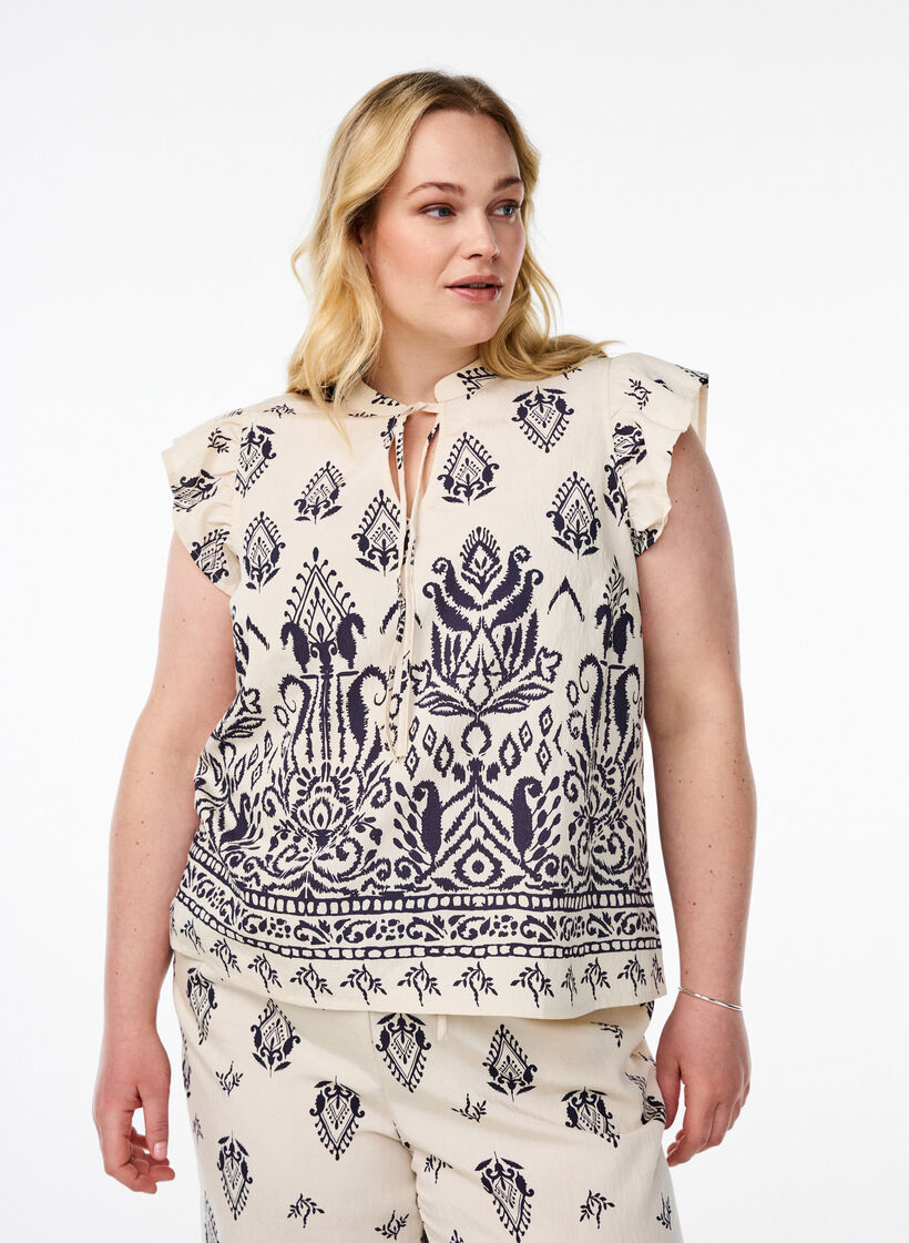 Ermeløs bluse med volanger og trykk, Birch Black AOP, Model