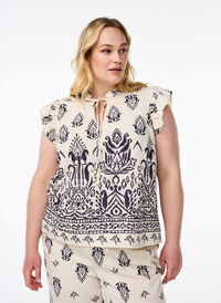Ermeløs bluse med volanger og trykk, Beige Ermeløs bluse med volanger og trykk, Beige, Model