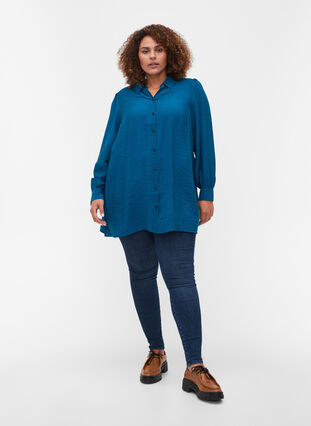 Lang ensfarget skjorte i en viskosemiks, Moroccan Blue, Model image number 2