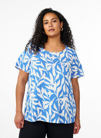 FLASH - Kortermet bluse i viskose med trykk, Blå FLASH - Kortermet bluse i viskose med trykk, Blå, Model