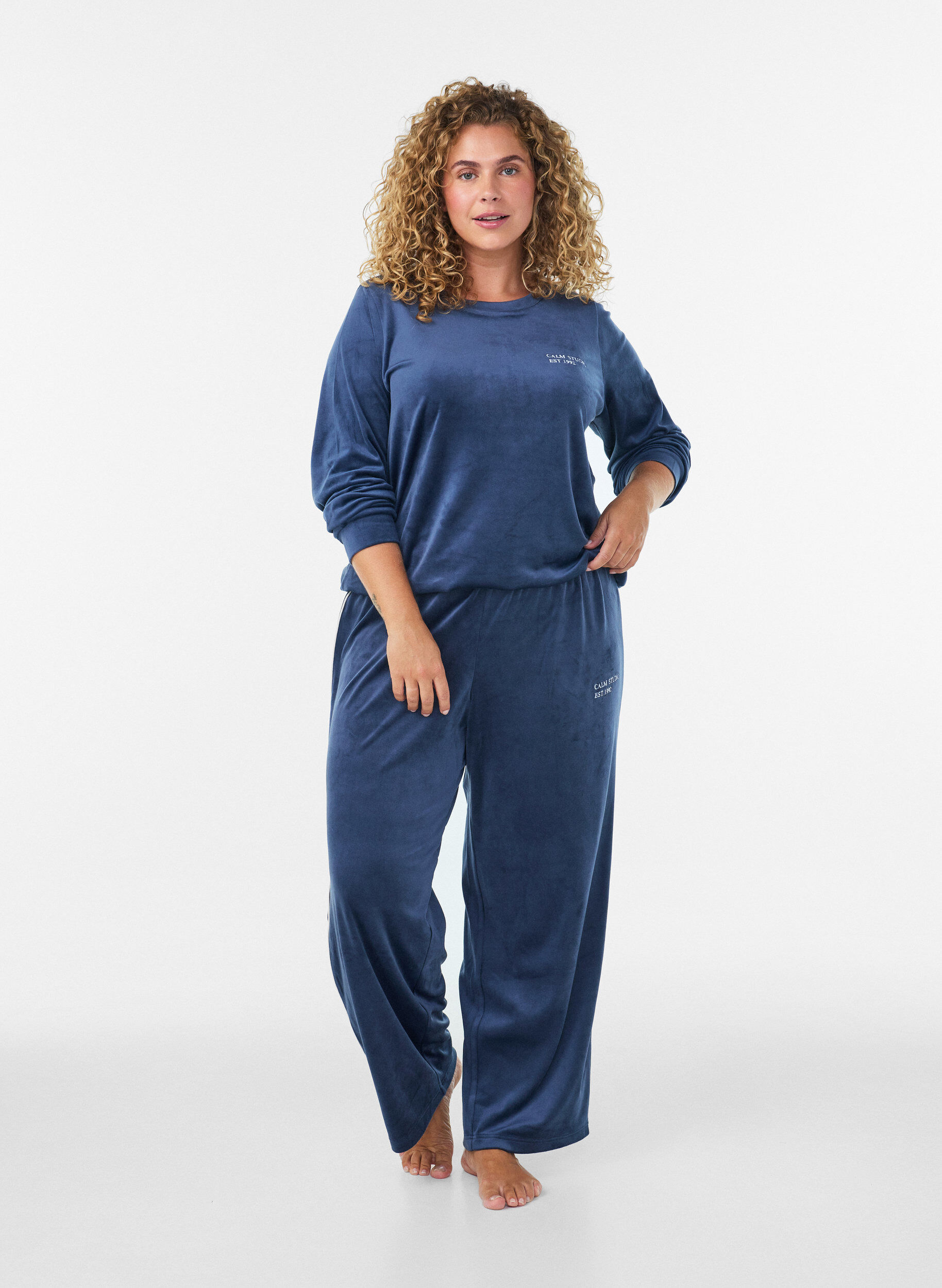 ZizziVelourbluse med brodert tekst, Bl&aring;, Model image number 1