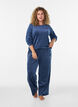 Velourbluse med brodert tekst, Bl&aring;, Model image number 1