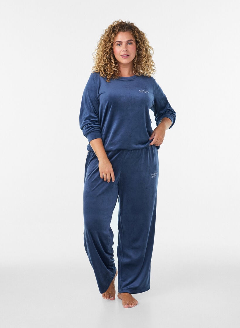 Velourbluse med brodert tekst, Bl&aring;, Model image number 1