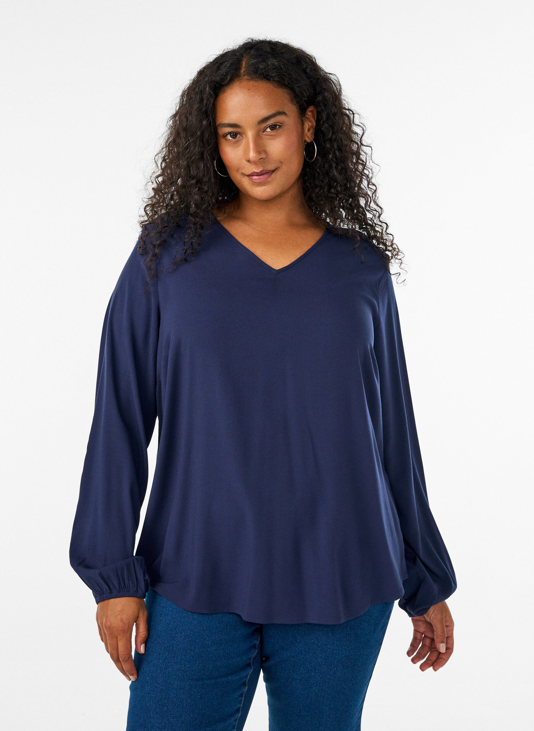 Viskosebluse med V-hals og avrundet fold, Bl&aring;, Model