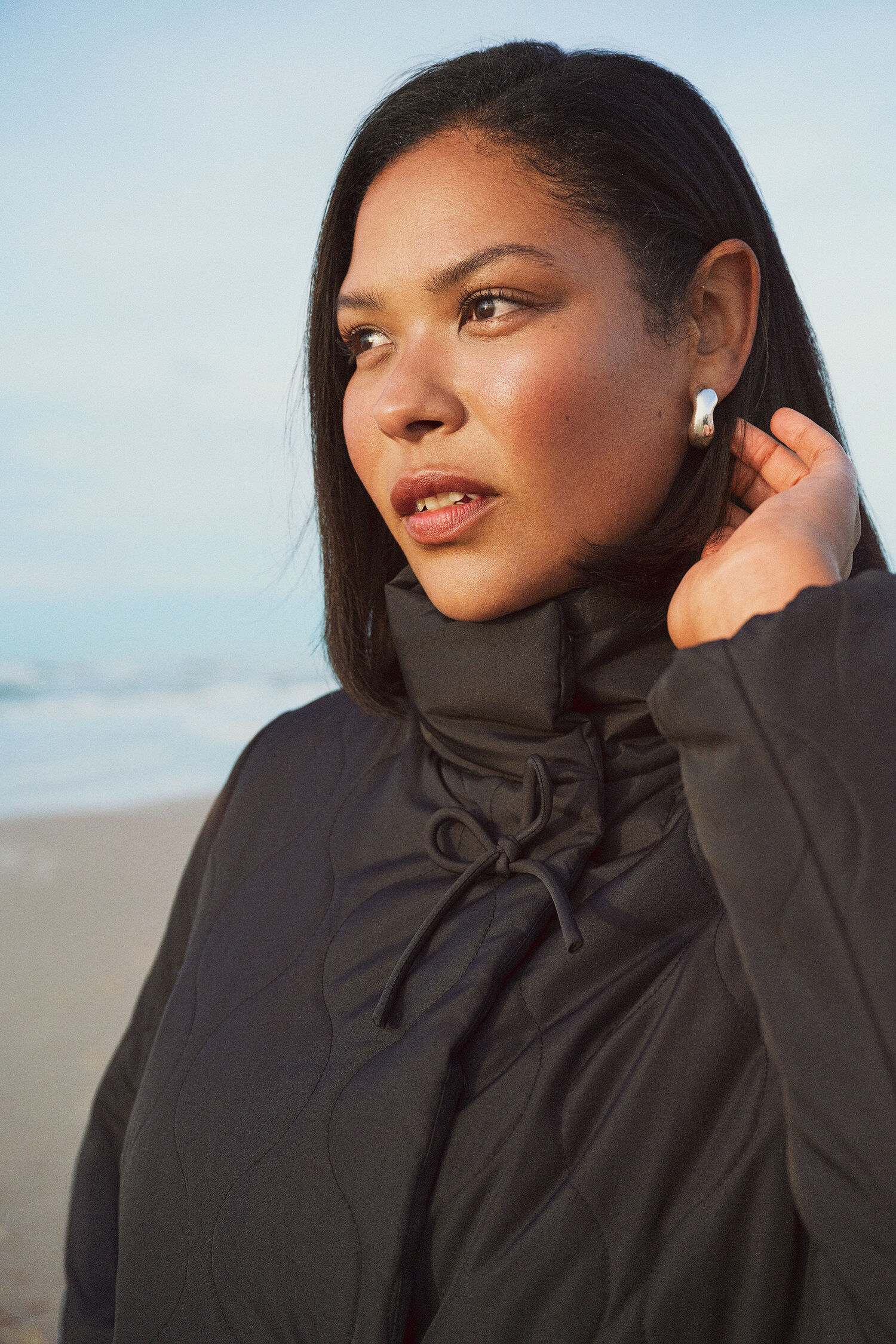 Zizzi Kort vattert jakke med sl&oslash;yfer, , Model