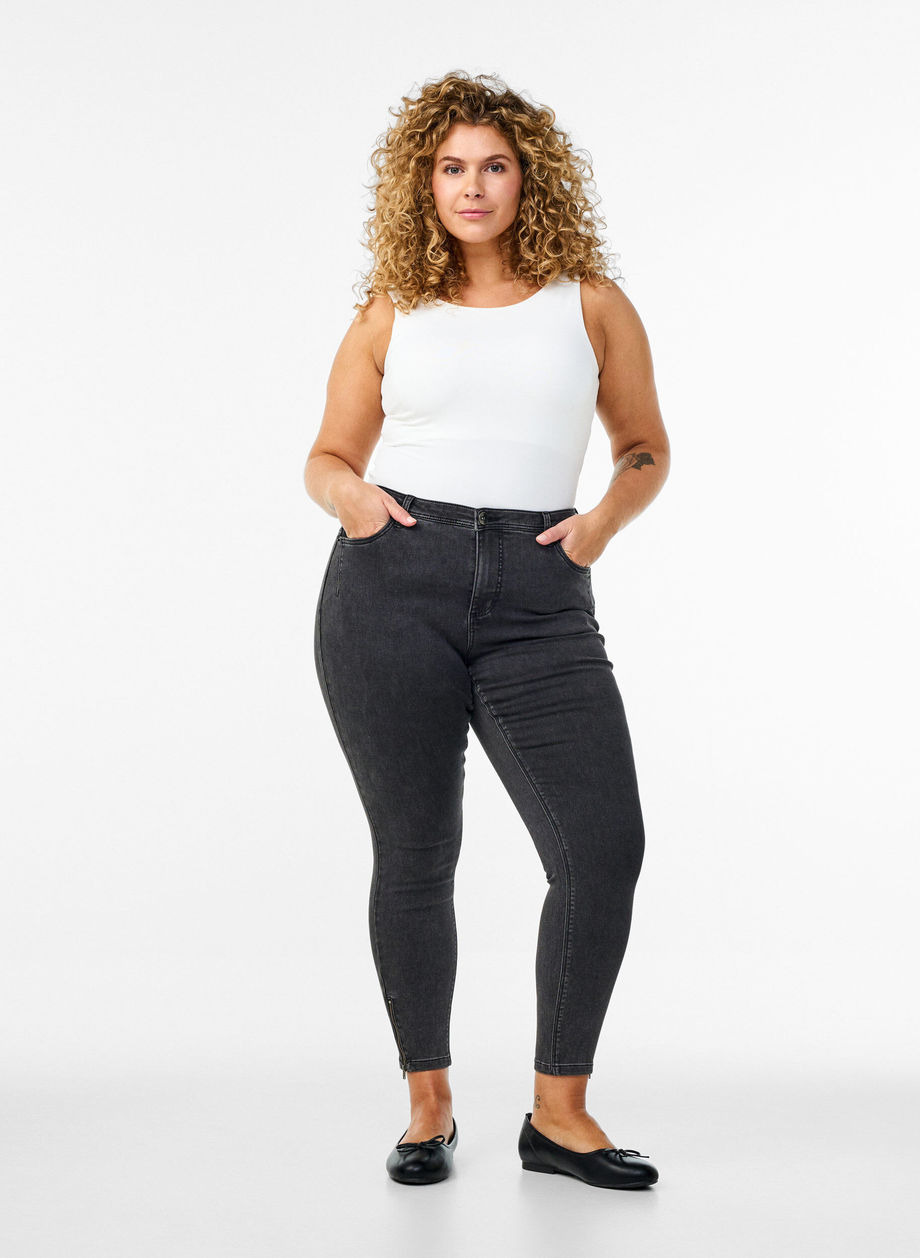 Cropped Amy jeans med glidel&aring;s, Gr&aring;, Model