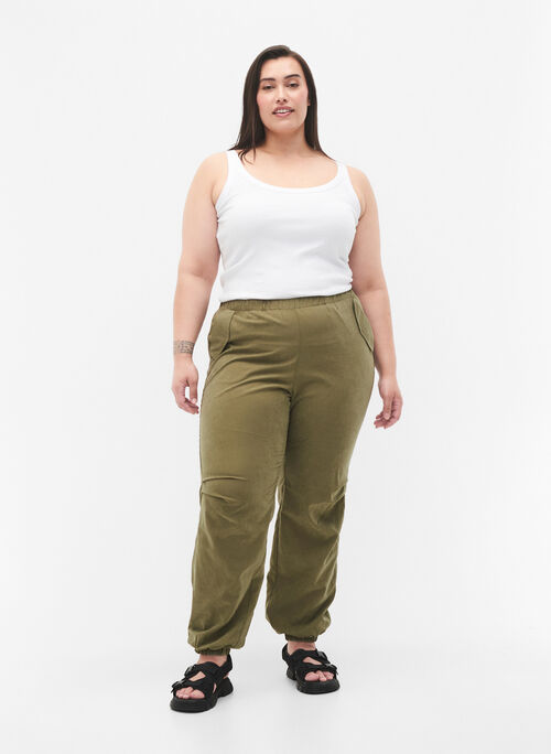 Løse bukser med strikk, Martini Olive, Model