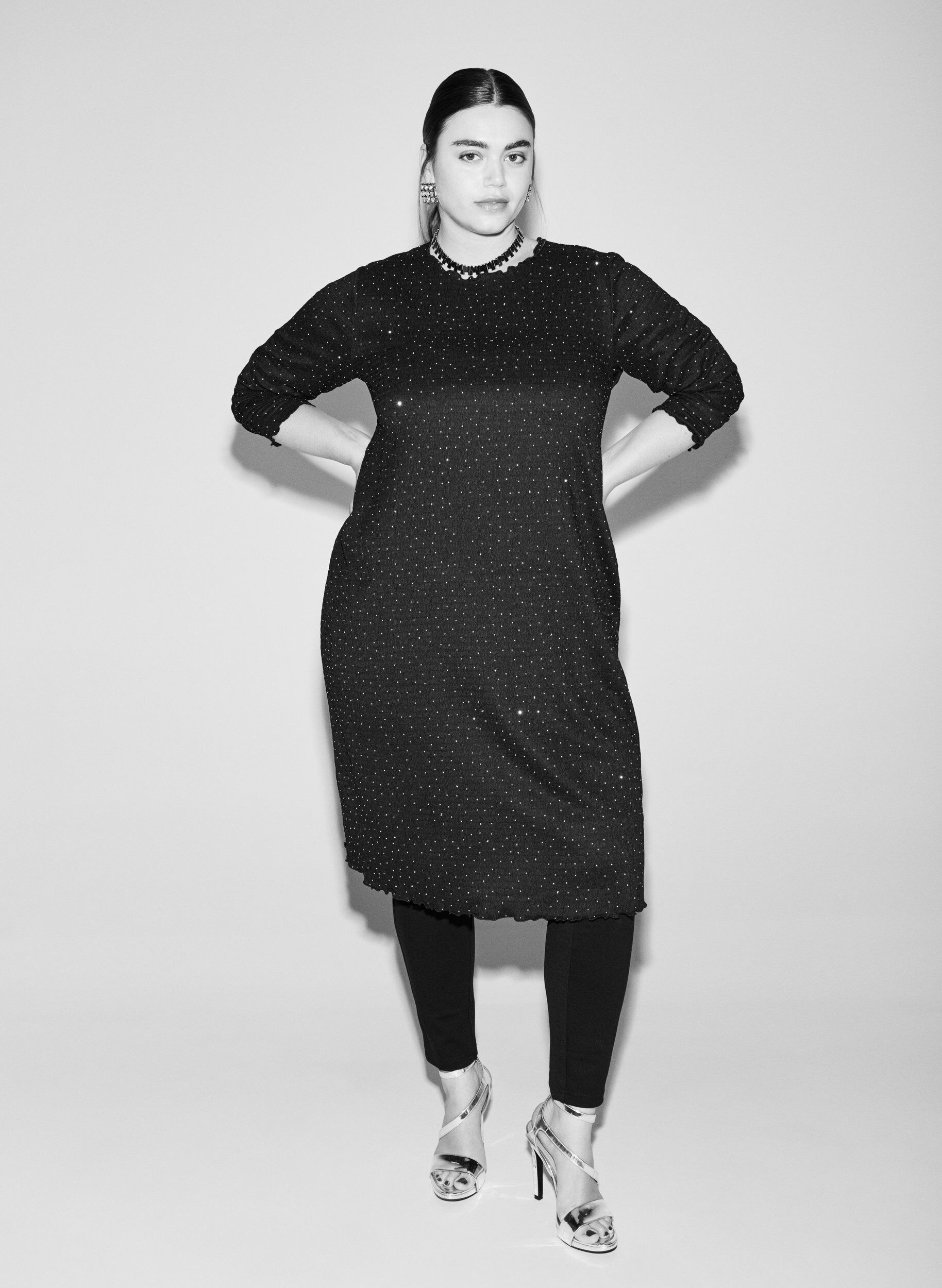 Zizzi Kjole med rhinesteiner og b&oslash;lgekant, Svart, Image image number 0