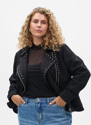Zizzi Imitert semsket skinn bikerjakke med nagler, Black, Model image number 0