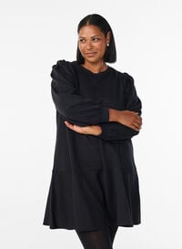 Kort genserkjole med volangdetaljer, Svart Kort genserkjole med volangdetaljer, Svart, Model