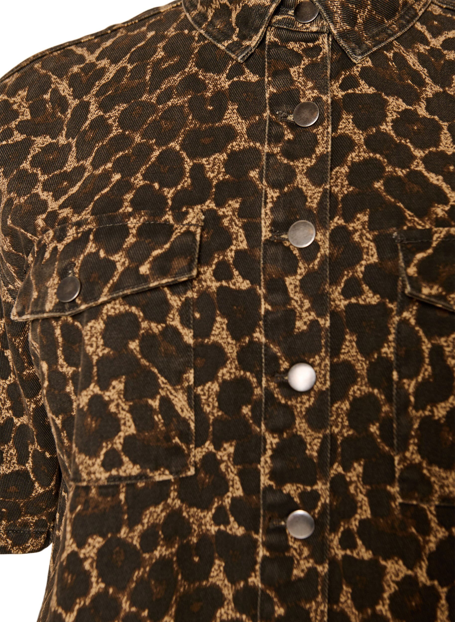 Zizzi Denimskjorte med leopardm&oslash;nster og korte ermer, Brun, Packshot image number 2