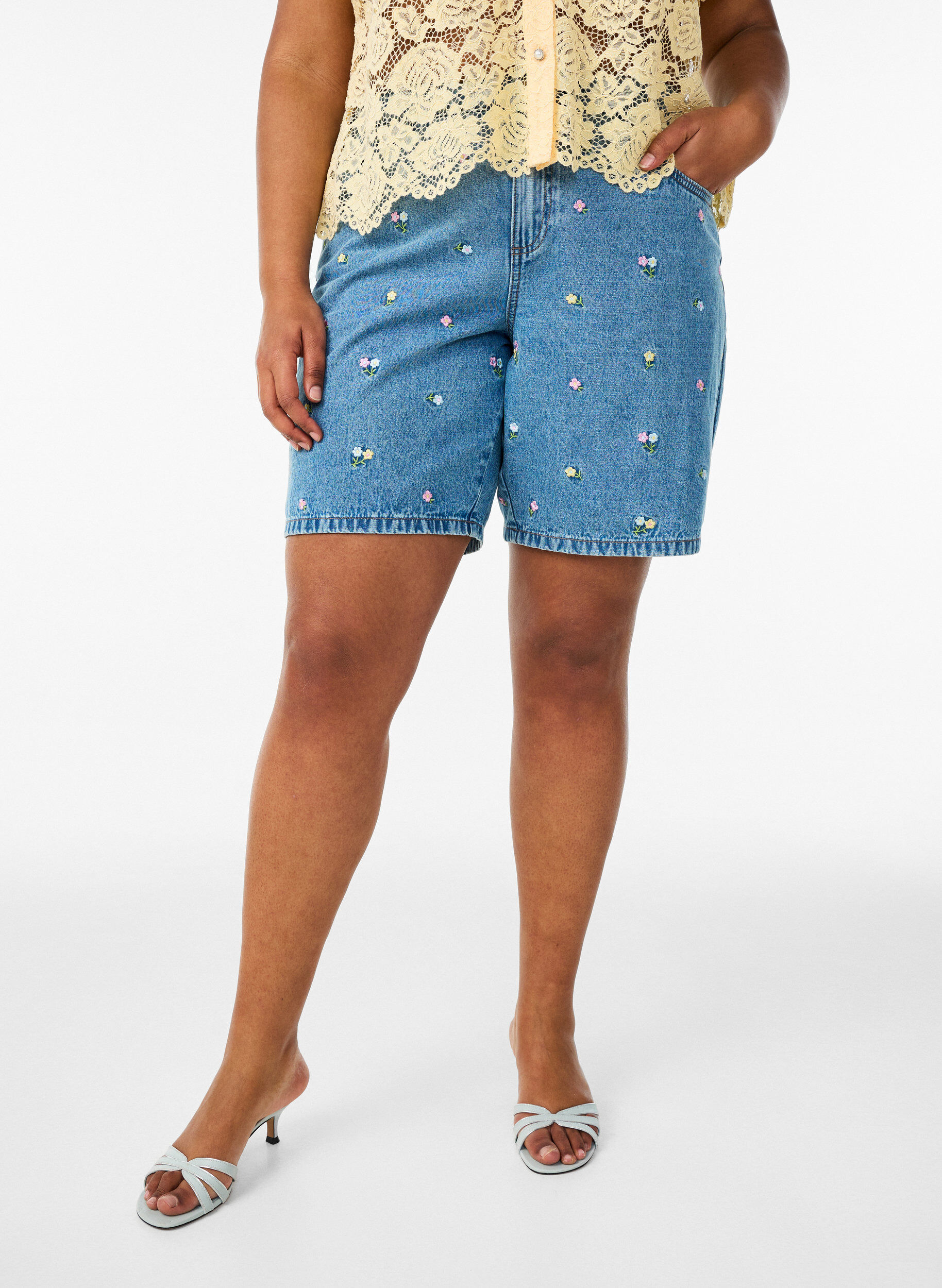 ZizziDenimshorts med broderte blomster, Bl&aring;, Model image number 3