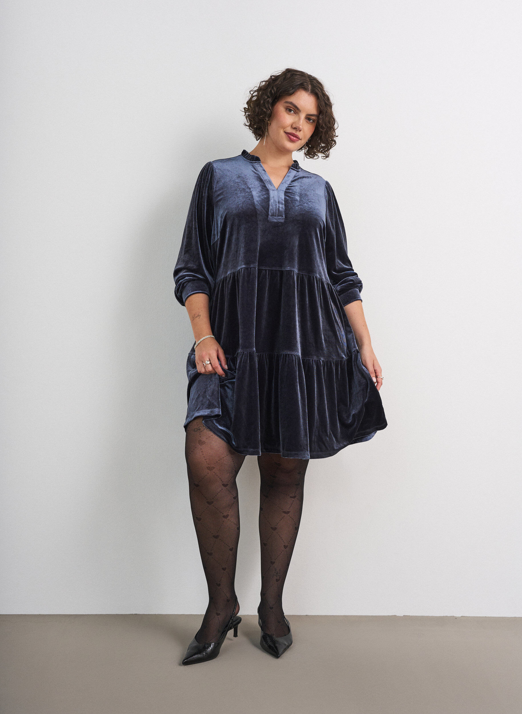 ZizziKort velourkjole med volangkrage og lange ermer, Bl&aring;, Model image number 1