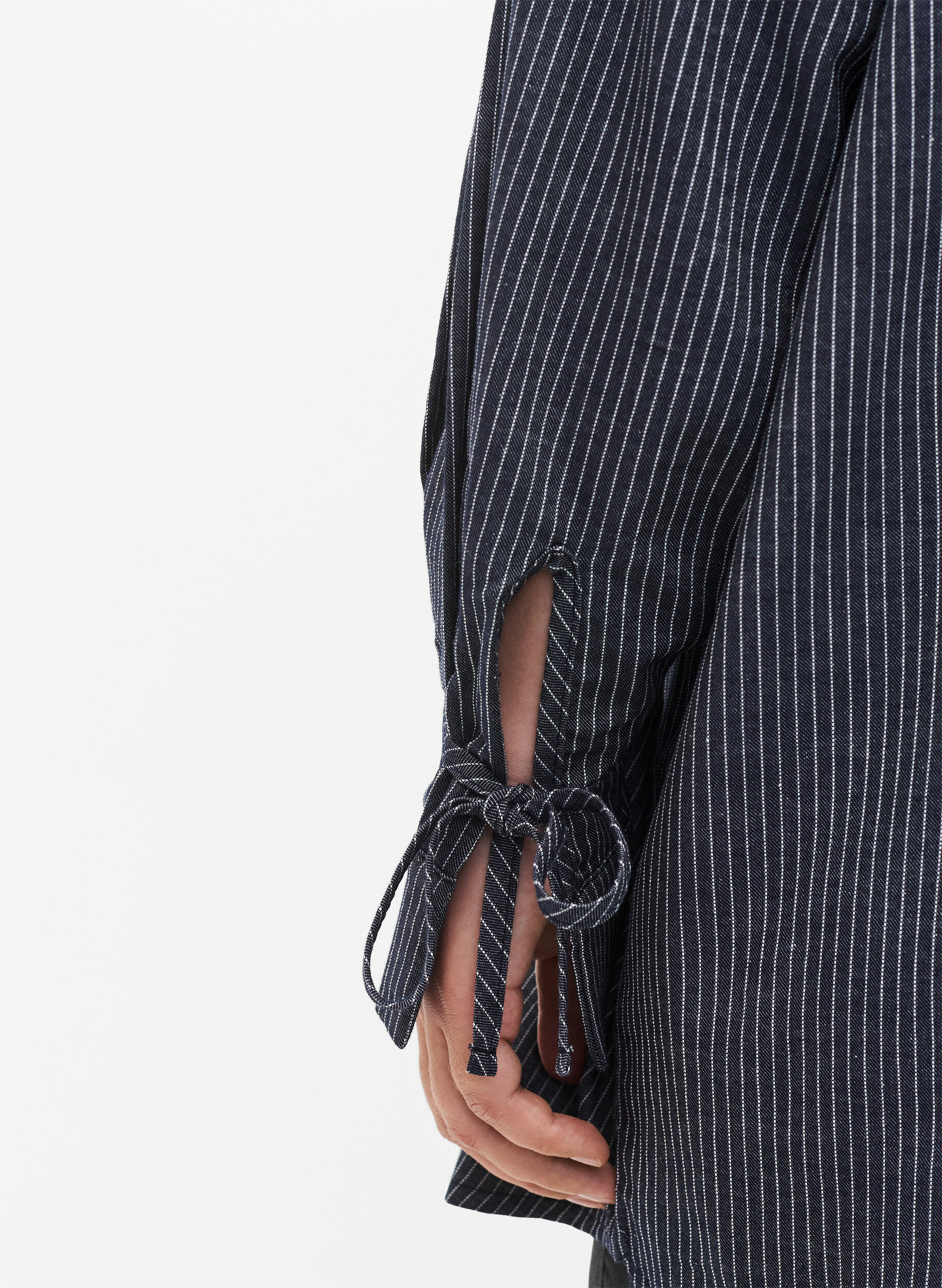 Zizzi Skjorte med knytting p&aring; erm, Navy Stripe, Model image number 2