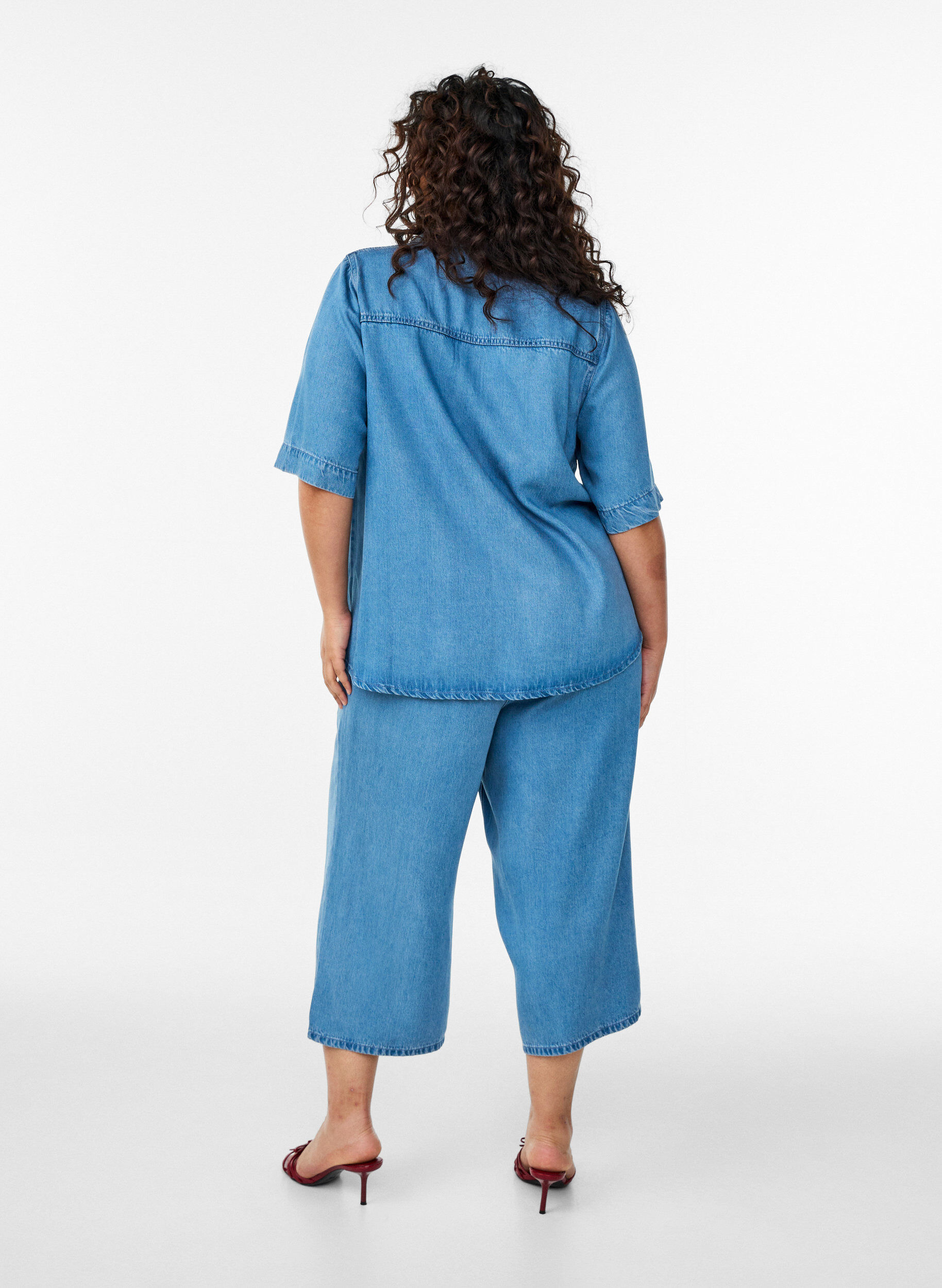 Zizzi Kortermet skjorte i lyocell med denimlook, Bl&aring;, Model image number 2