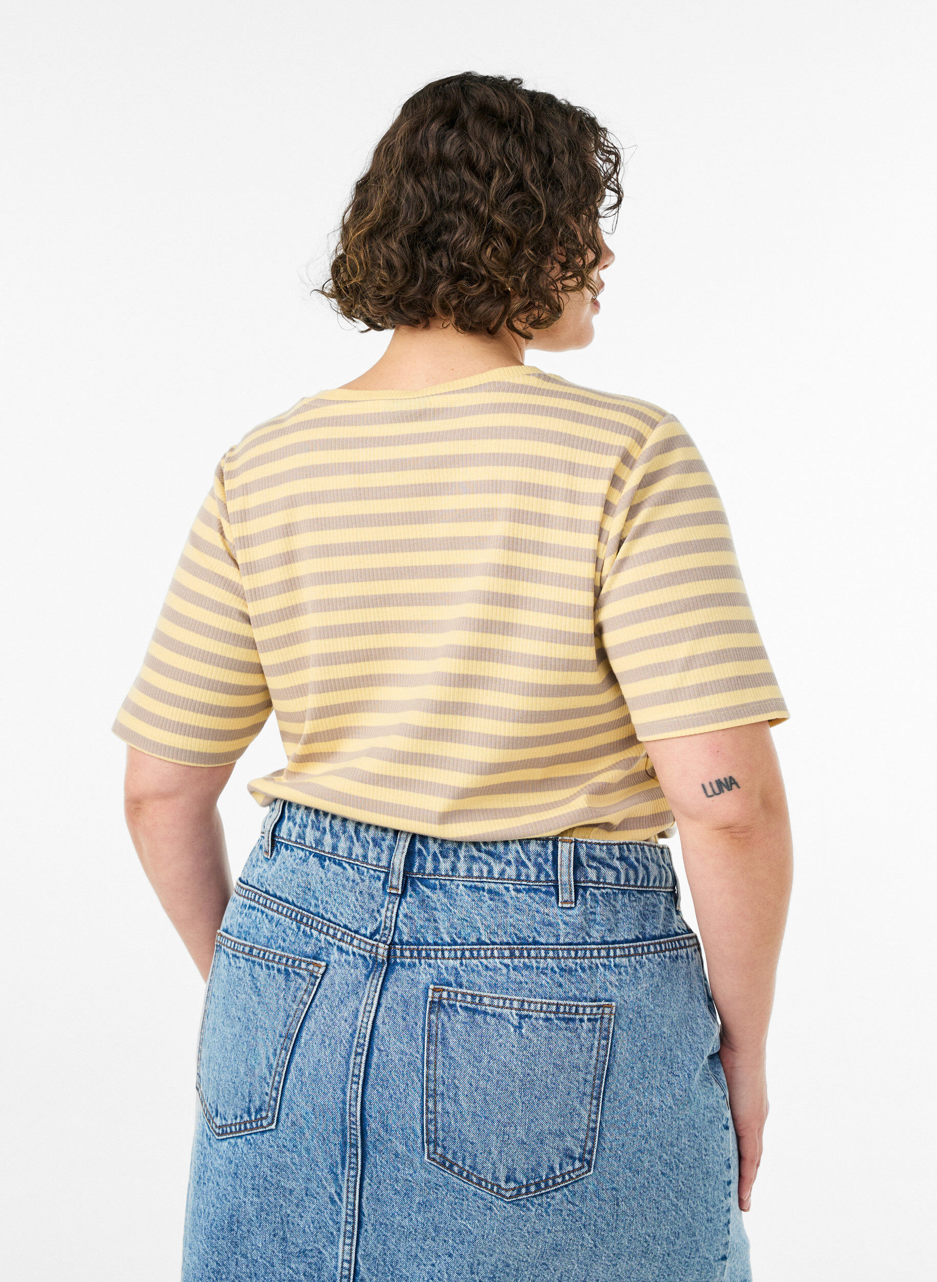 ZizziT-shirt med striper og ribbestrikket struktur, Gul, Model image number 2