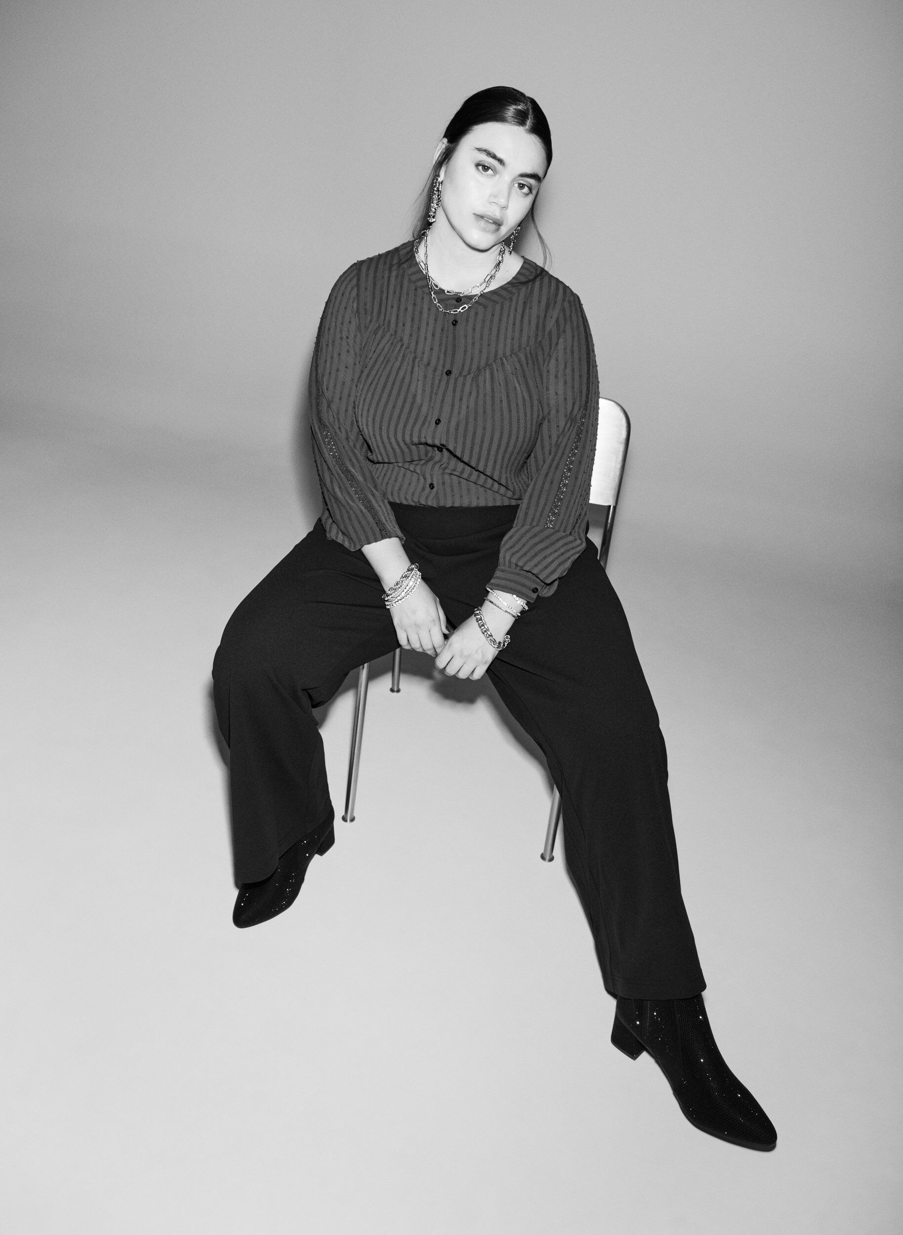 Zizzi Skjorte med teksturert prikkem&oslash;nster og broderidetaljer, M&oslash;rk Bordeaux, Image image number 0