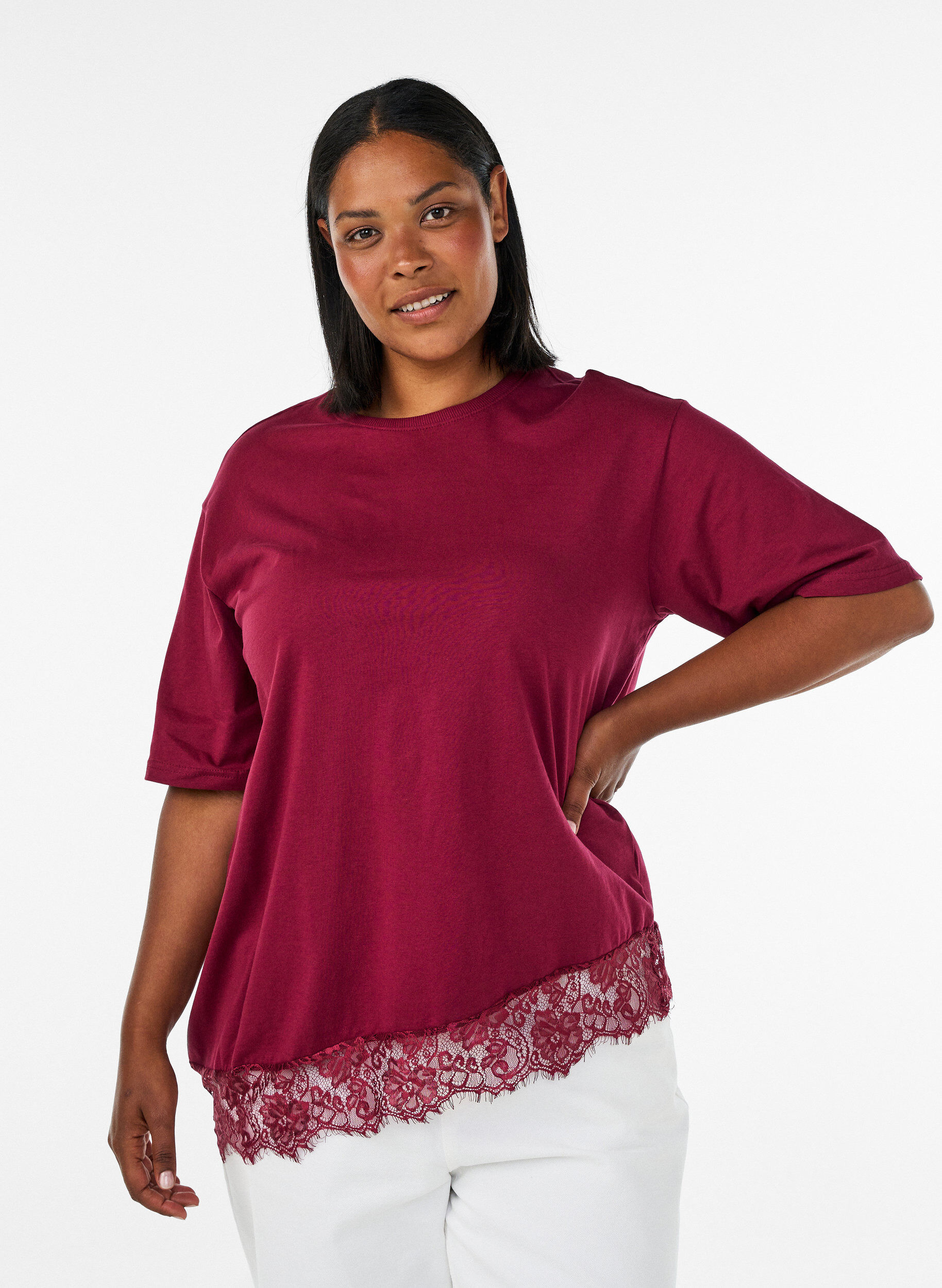 T-skjorte med asymmetrisk blondekant, R&oslash;d, Model