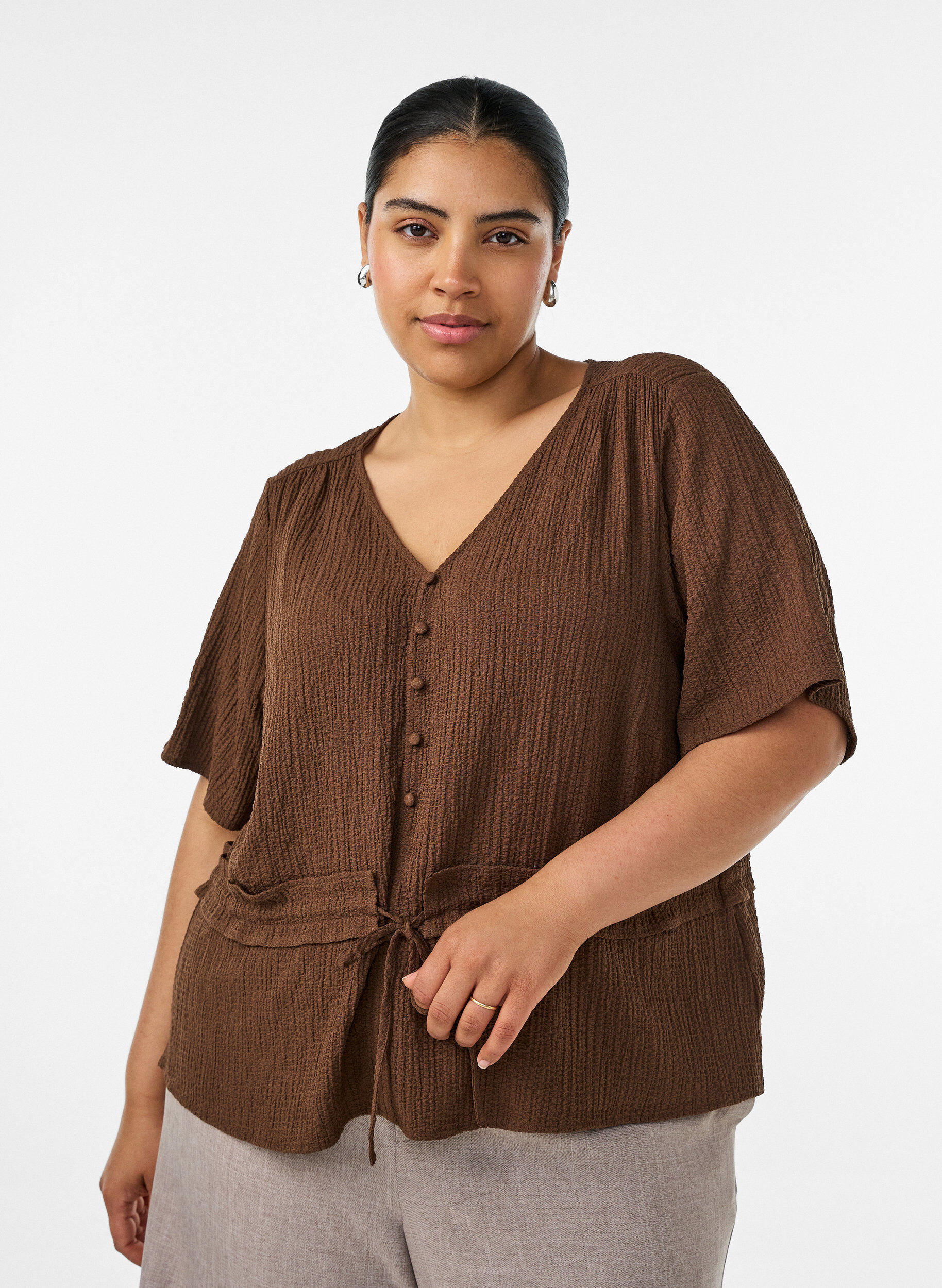 Bluse med tekstur og knytebelte, Brun, Model