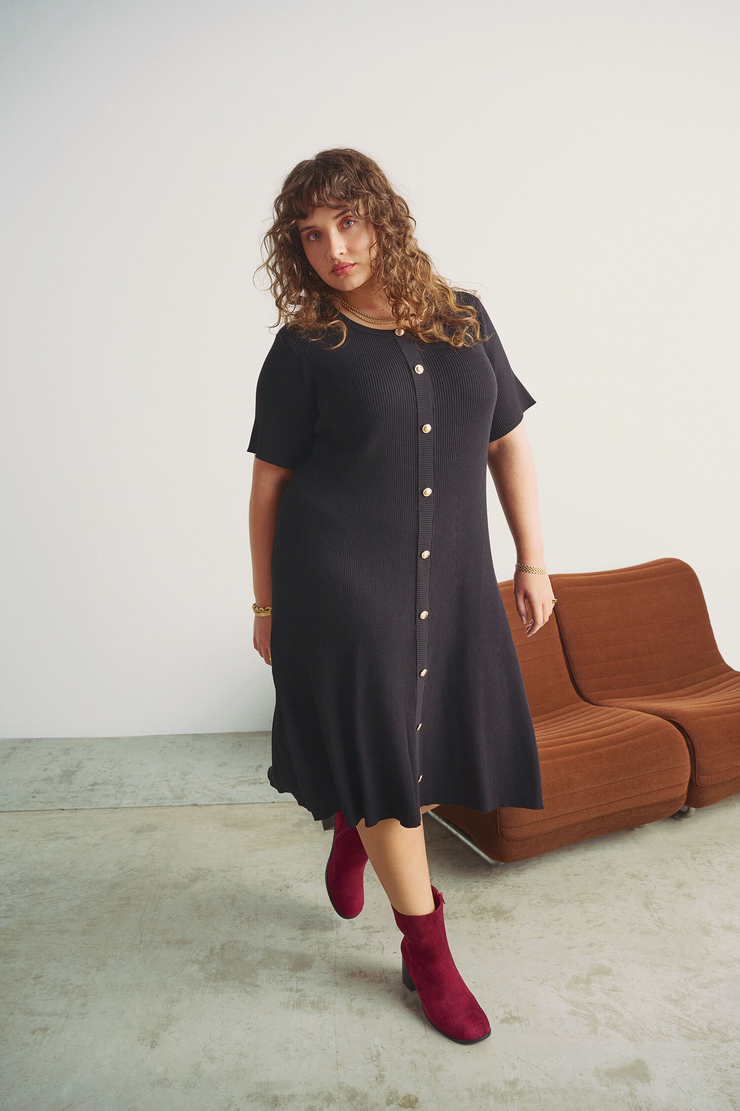 Strikkekjole med gullknapper, , Model