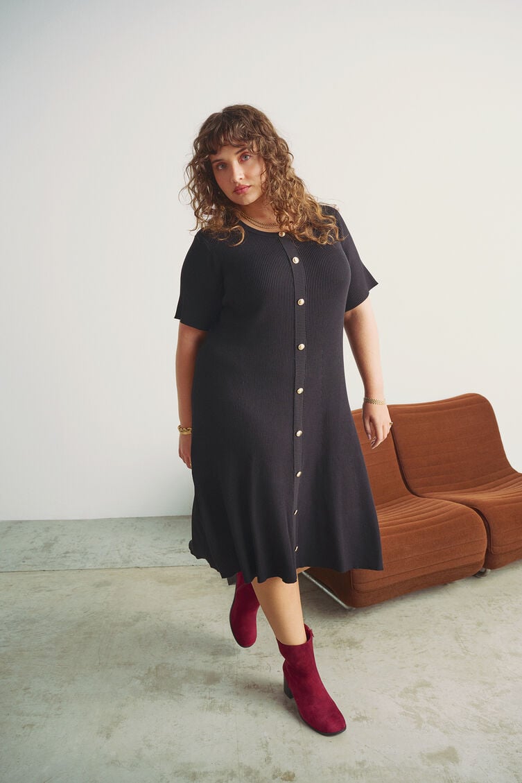 Strikkekjole med gullknapper, , Model