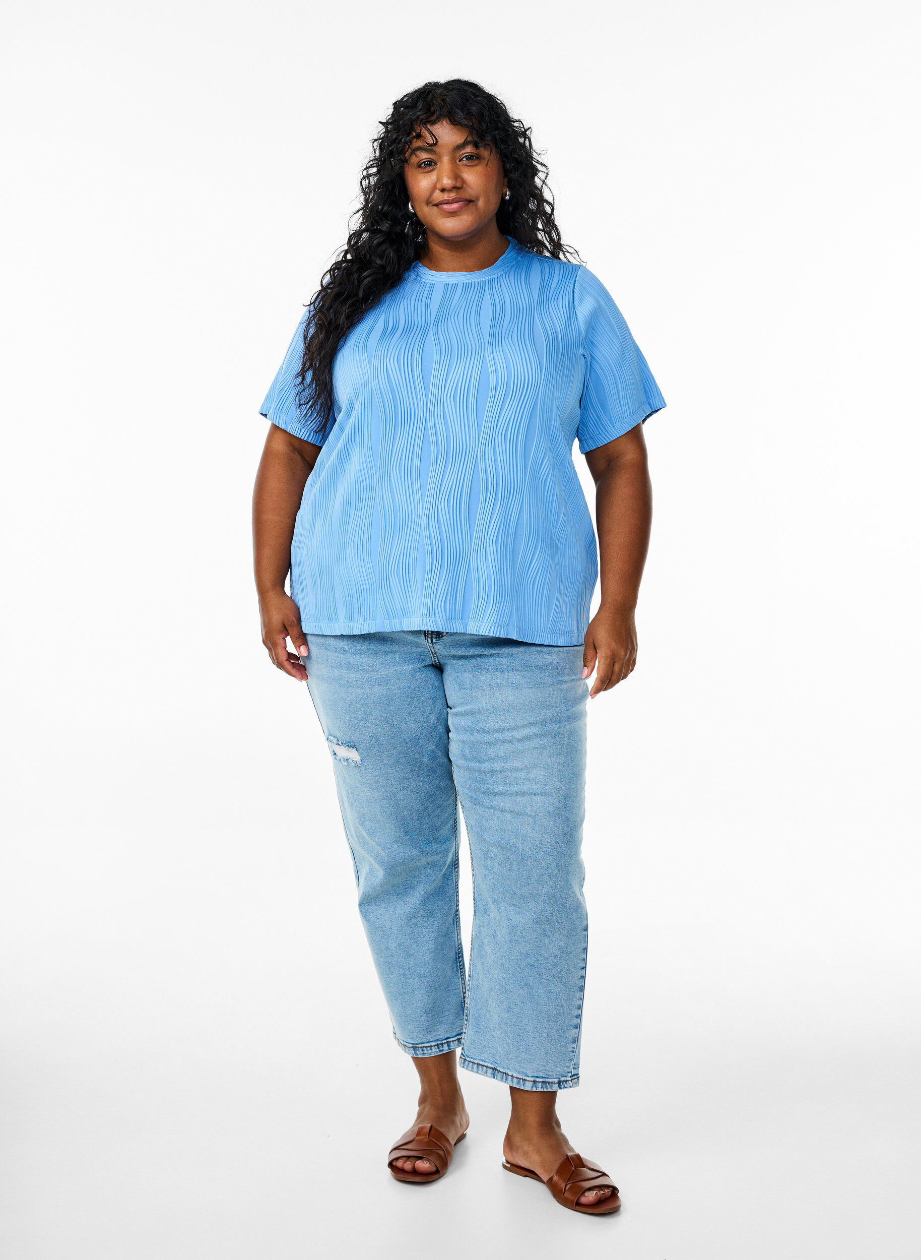 Zizzi Bluse med korte ermer og b&oslash;lget tekstur, Bl&aring;, Model image number 1