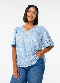 Bluse med broderie anglaise og korte puffede ermer, Blå Bluse med broderie anglaise og korte puffede ermer, Blå, Model