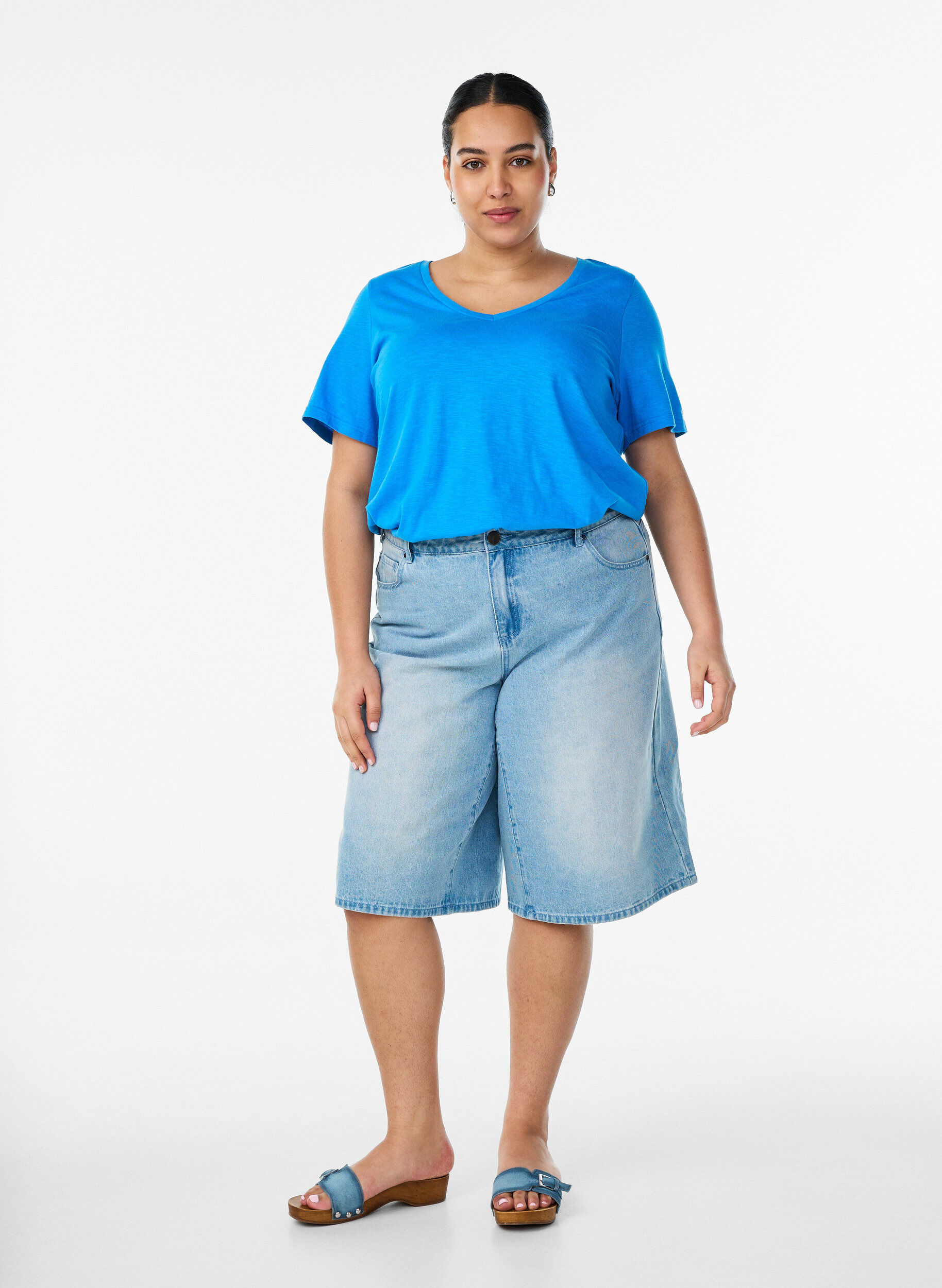 Zizzi Kortermet basic T-skjorte med V-hals, Bl&aring;, Model image number 1