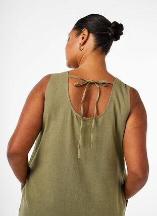 Zizzi Ermeløs kjole i bomullsblanding med lin, Deep Lichen Green, Model image number 2