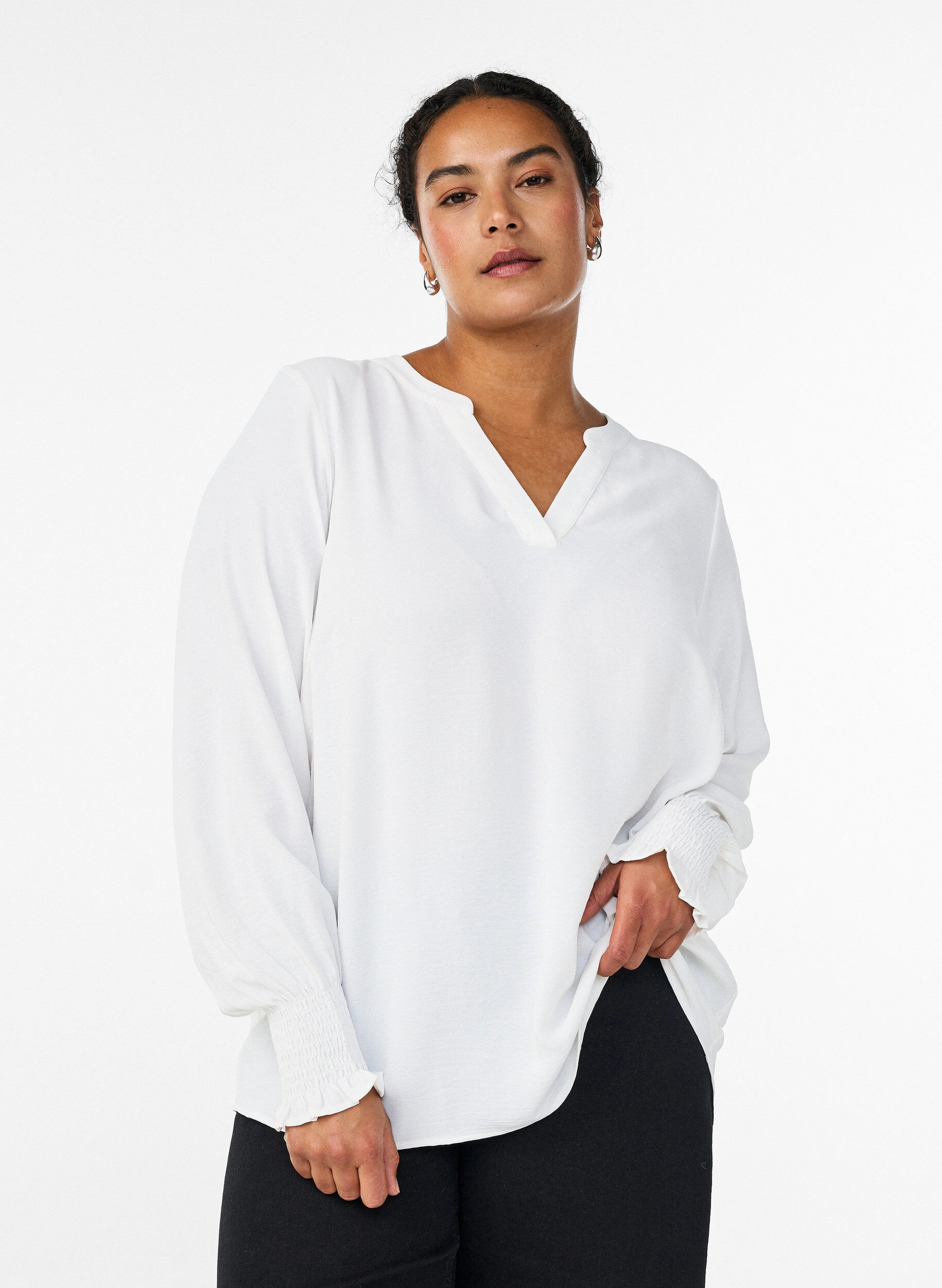 Bluse med smockmansjetter og V-hals, Vanilje, Model