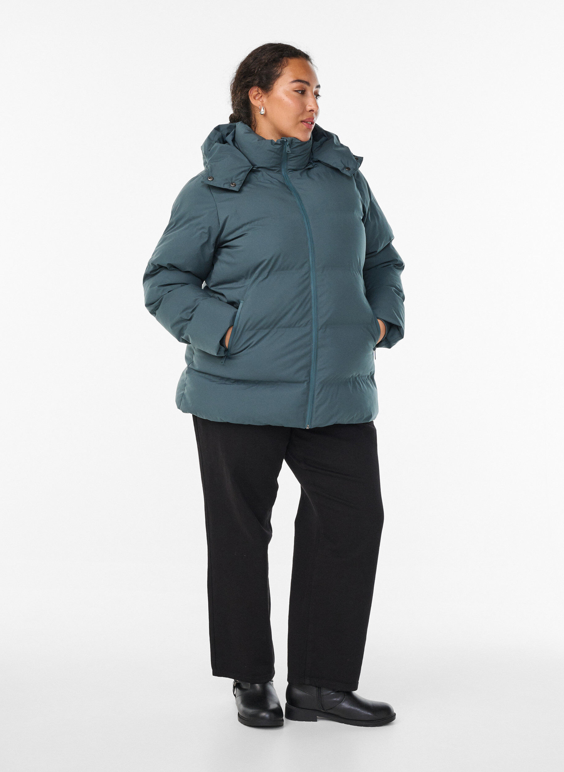 ZizziKort pufferjakke med avtagbar hette, Gr&oslash;nn, Model image number 1