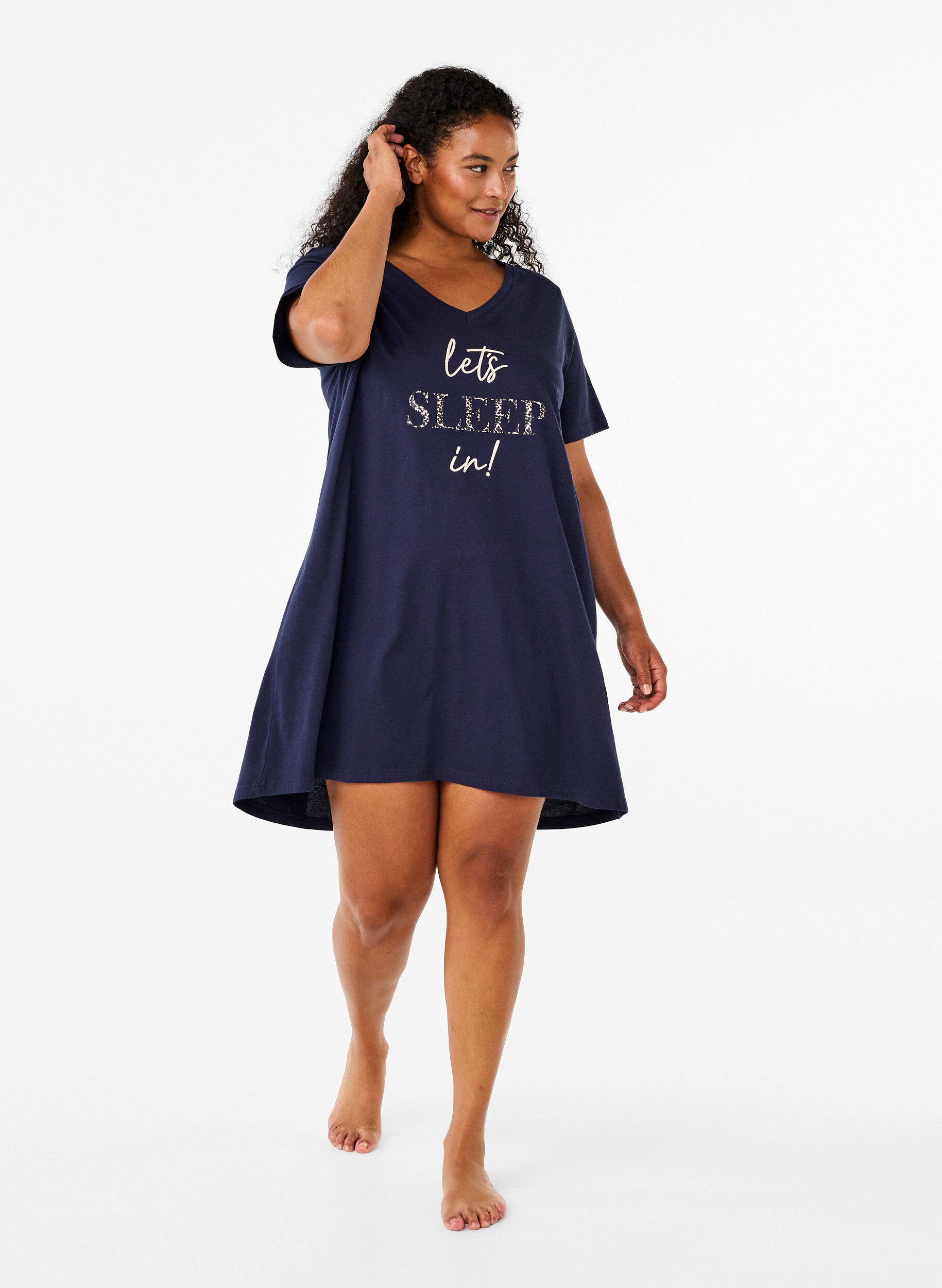 Zizzi Nattkjole i &oslash;kologisk bomull med V-hals, Bl&aring;, Model image number 1